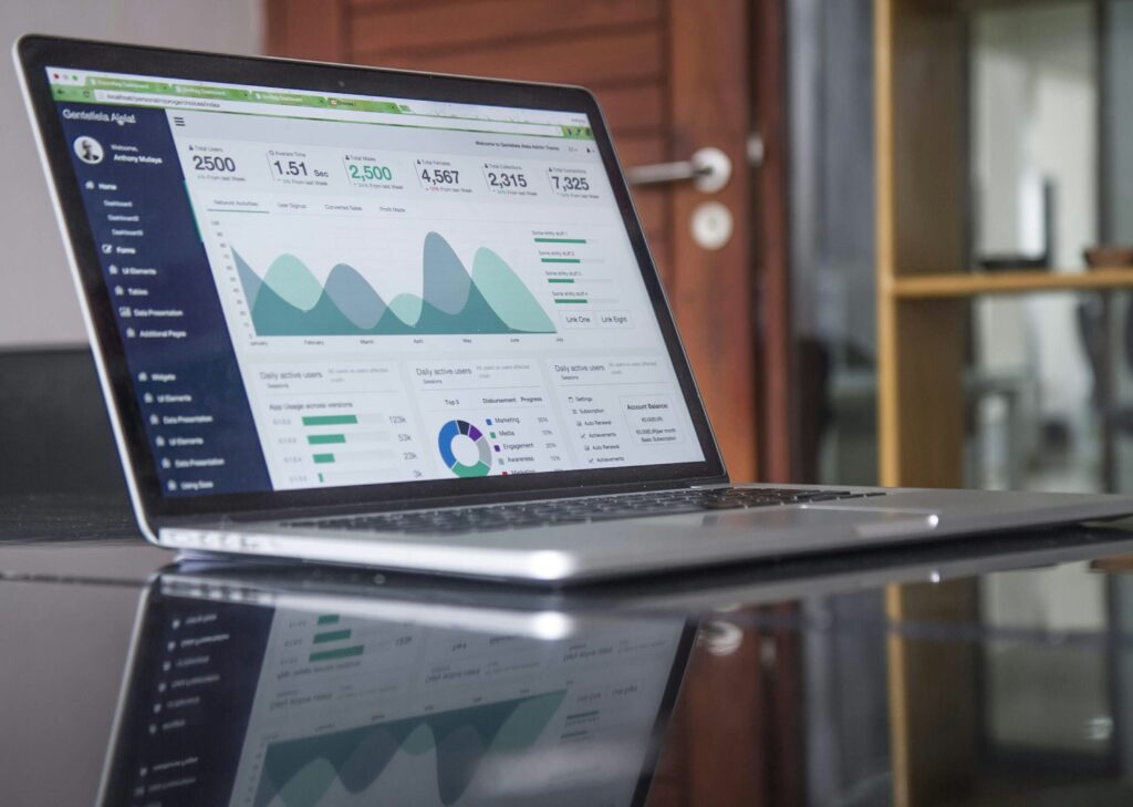 Tableau de bord analytique sur ordinateur