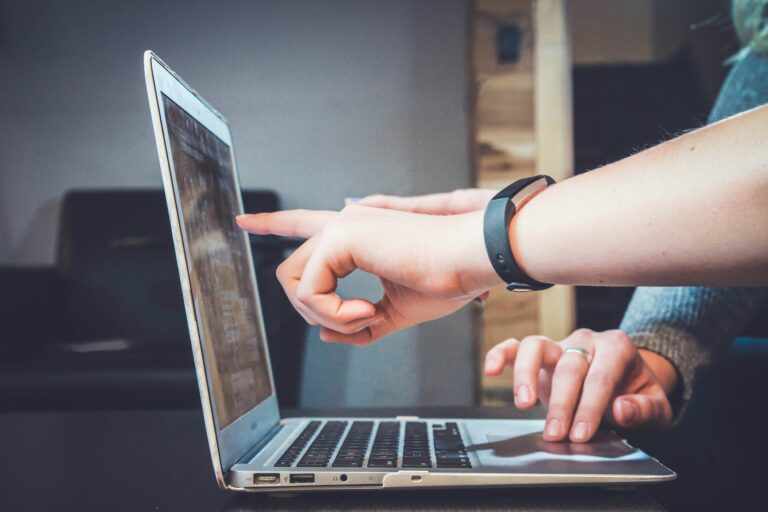 Création de site web professionnel sur ordinateur portable