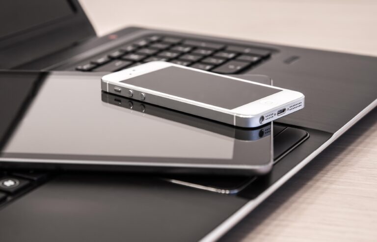 Smartphone et ordinateur portable pour l’image de marque digitale
